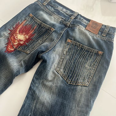 Jeans Oniarai cuciti in Giappone