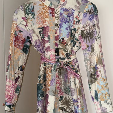 Robe en lin à fleurs Zara avec ceinture