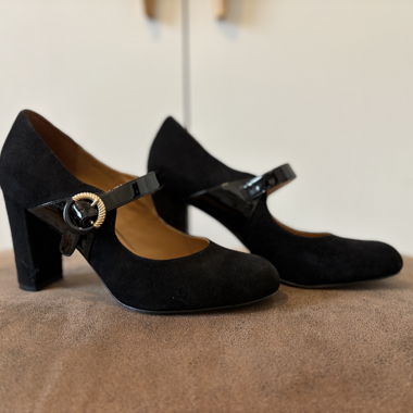 Schwarze Pumps mit Absatz - goldene Schnalle - 10 cm