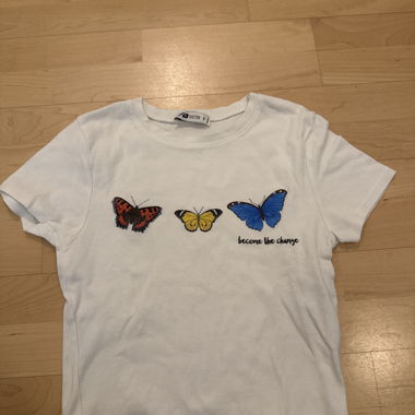 T-shirt con stampa di farfalle