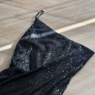 Robe à paillettes noire NA-KD