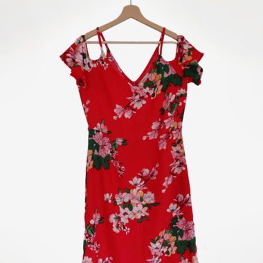 Rotes Kleid mit Blumen