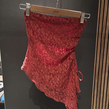 Haut en dentelle rouge Bershka