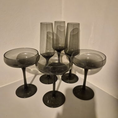 Set mit rauchfarbenen Gläsern