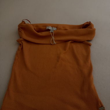 Top smanicato arancione con colletto