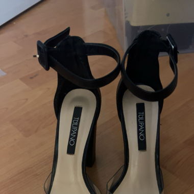 Schwazre Heels mit durchsichtigen Spitze