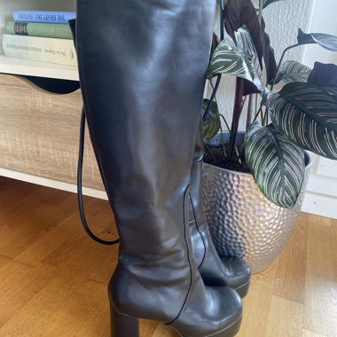 Schwarze Plateaustiefel
