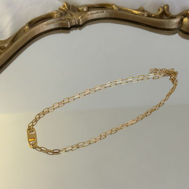 Collier chaîne doré avec motif au centre