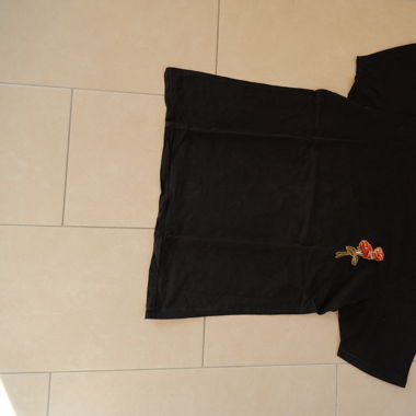T-shirt noir avec fleur