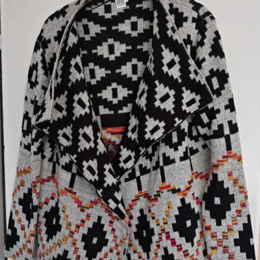 Gemusterte Strickjacke mit Wasserfallkragen