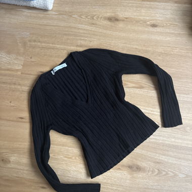 Maglione nero a coste con scollo a V