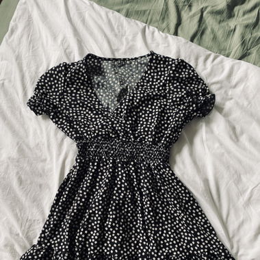 Schwarz geblümeltes Kleid