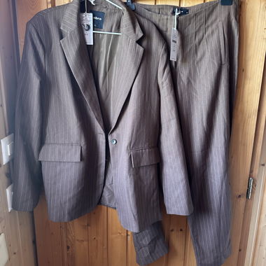 Pantaloni e blazer a righe marroni