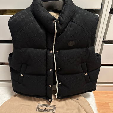 Doudoune sans manches Gucci noire motif GG