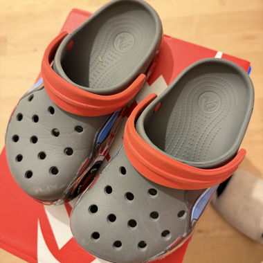 Sabot Crocs per bambini grigio con stampa auto