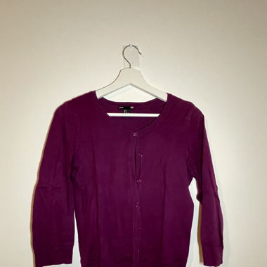 3/4 ärmlige, lila Strickjacke mit Knöpfen
