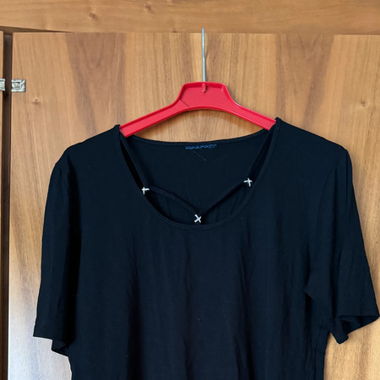 Schwarzes T-Shirt mit speziellem Ausschnitt
