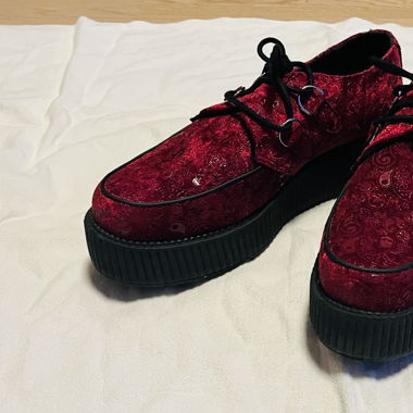 Plateau Sneaker der Marke TUK, weinrot