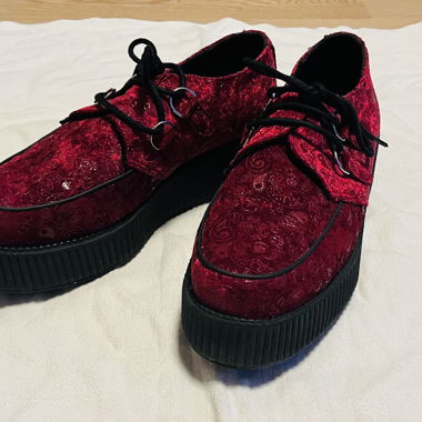 Plateau Sneaker der Marke TUK, weinrot