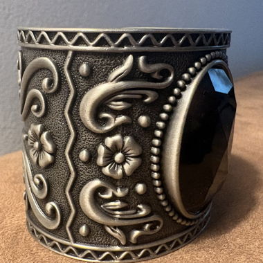 Large bracelet jonc sombre avec pierre noire