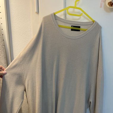 baggy sweatshirt