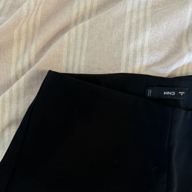 Pantalon fluide taille haute noir évasé sur le bas