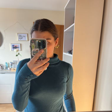 pull col roulé bleu émeraude 