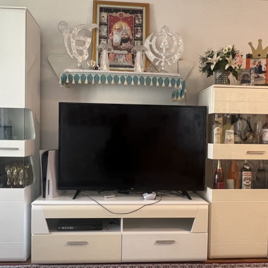 Televisore con supporti