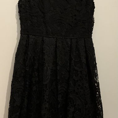 Abito nero in pizzo