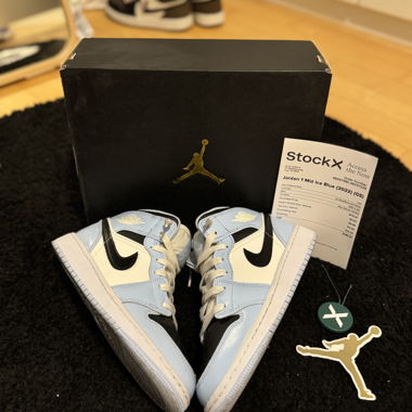 Jordan 1 Mid Ice Blue
