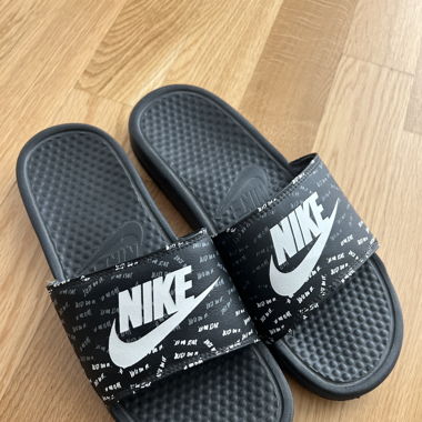 Claquettes Nike taille 40,5 neuf