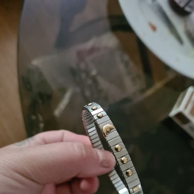 Dehnbares Armband mit Gold Figuren
