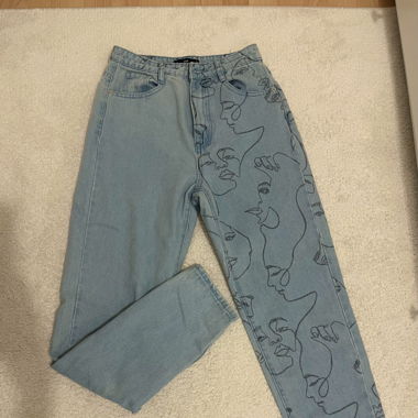 MOM JEANS WITH ART PRINT