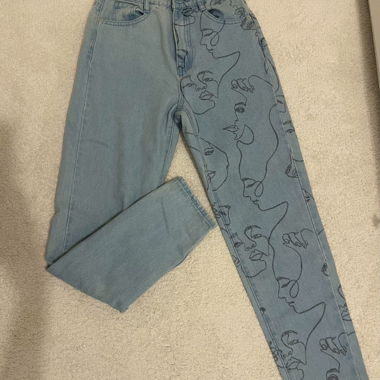 JEANS MOM AVEC IMPRIMÉ ARTISTIQUE