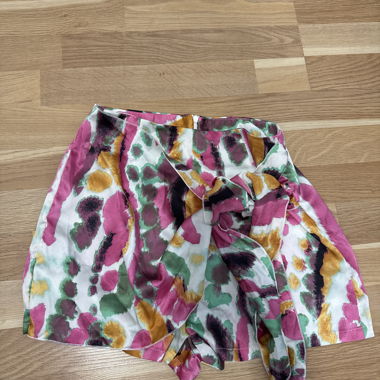 Gonna-pantalone con cintura annodata e fantasia