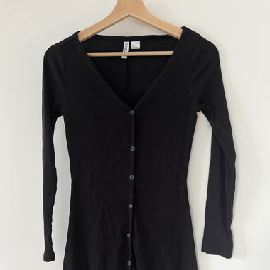 Schwarzes Kleid mit Knöpfen