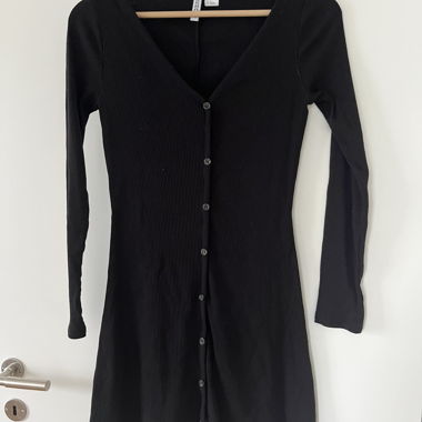 Schwarzes Kleid mit Knöpfen