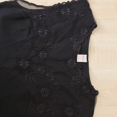 Top in pizzo nero