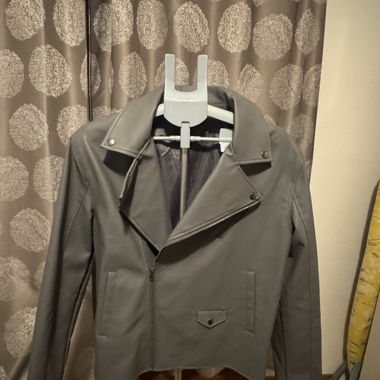 veste en cuir synthétique