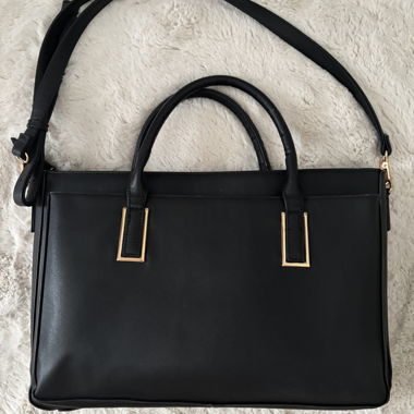Schwarze Handtasche mit Schulterriemen