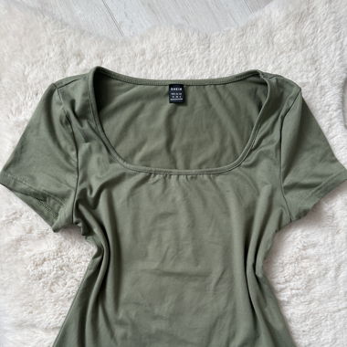enges grünes tshirt