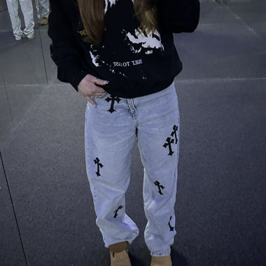 Loose Fit Jeans mit Kreuz-Patches