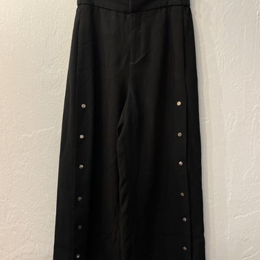 Schwarze Hosen mit weitem Bein