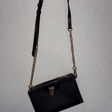 Borsa a tracolla nera con catena