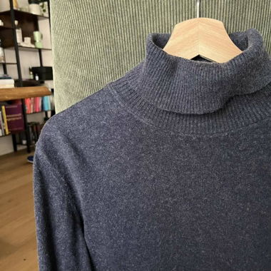 Blaugrauer Rollkragenpullover