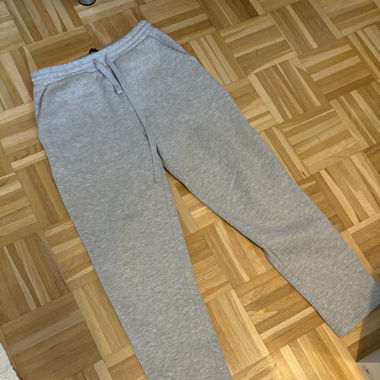 Zara Jogginghose unten offen
