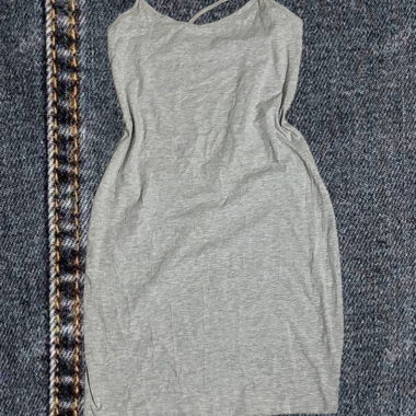 Robe mini grise sans dos avec bretelles en X