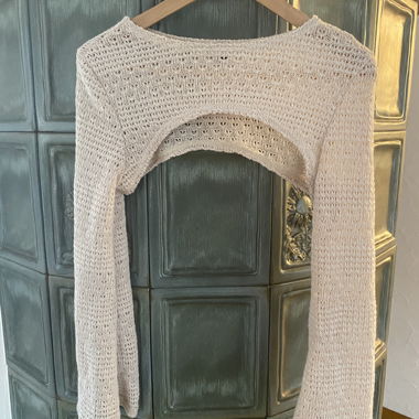Beiger gestrickter Bolero-Pullover
