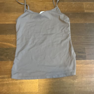 Haut gris à fines bretelles