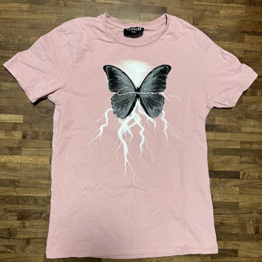 Rosa Closure London T-Shirt mit Schmetterling